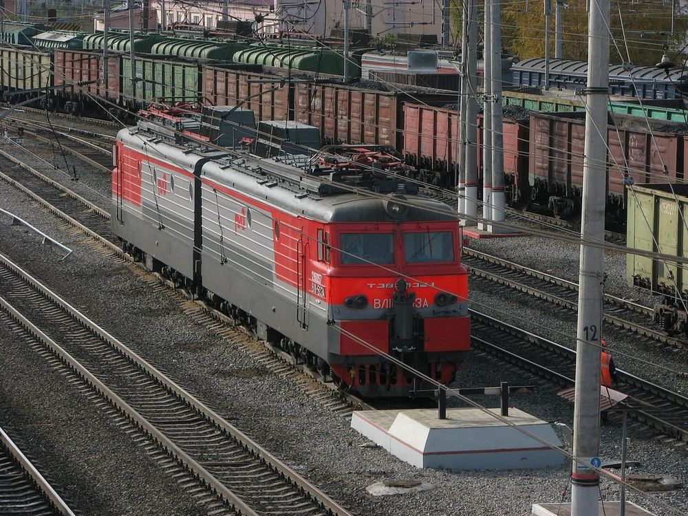 Грузовой электровоз с составом на подъездных путях